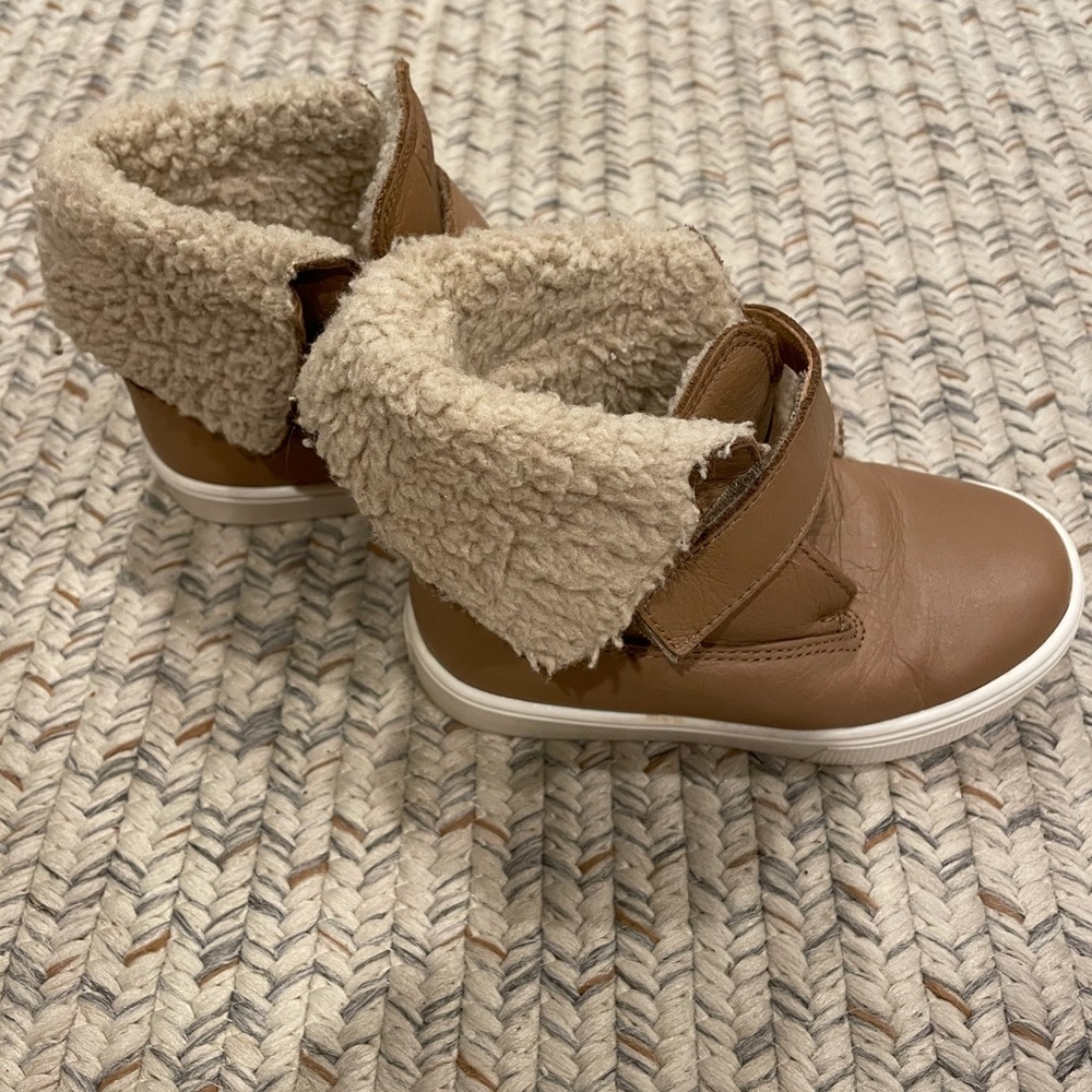 Freshly picked toddler Sherpa boots size 7